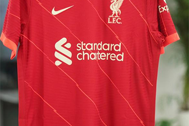 2021-22赛季英超球队利物浦球衣 主场球衣沿用红色