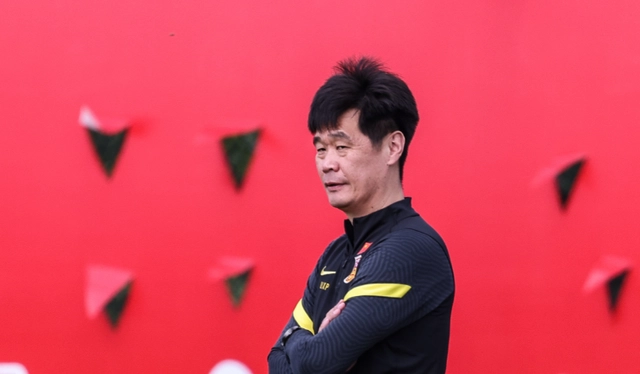 李霄鹏大概率不再担任国足主教练，足协倾向于选择熟悉中国的外教