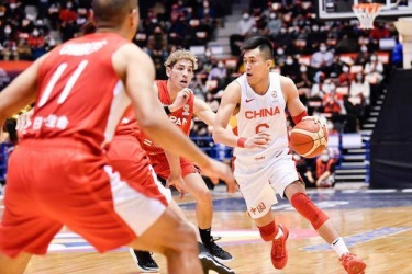 中国男篮33分大胜日本队 世预赛获得两连胜 