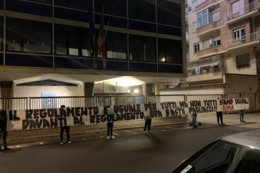 罗马球迷对于判罚很不满，在意足协总部拉横幅抗议