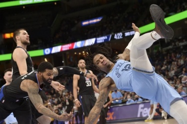 NBA：快船队莫里斯犯规后重摔 莫兰特喊不担心