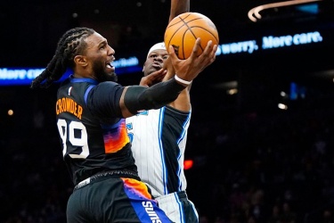 NBA：德文-布克帮助NBA领头羊太阳队以132-105战胜魔术