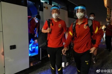 中国男足与U23国家队抵达阿联酋