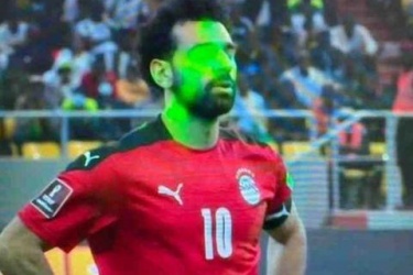 萨拉赫罚点球时脸都被激光笔照绿了，裁判并没有暂停比赛