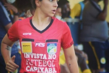 巴西联赛主教练头撞女裁判 足球顶撞裁判会怎么样？
