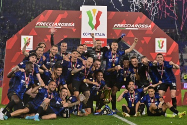 国米战胜尤文 时隔11年再夺意大利杯冠军