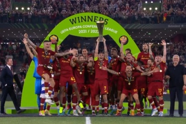 5次欧战决赛全胜！穆帅率罗马获得欧会杯冠军，结束14年冠军荒