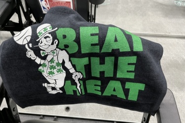 北岸花园每个座位都为球迷准备了印有“Beat the Heat”的毛巾