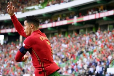 欧国联赛事葡萄牙4-0瑞士，上升至小组第一，C罗打入2球