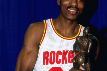奥拉朱旺是历史上唯一一个没有全明星队友完成两连冠的NBA球员