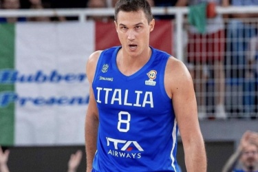 加里纳利在今日意大利的男篮世预赛中，遭遇了左膝的伤病