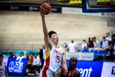 中国男篮在世界杯预选赛上以80-67战胜巴林，周琦22分7篮板
