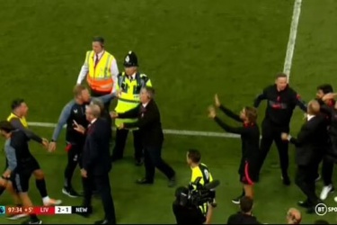邮报：利物浦绝杀后双方教练组爆发冲突 可能是纽卡斯尔教练组丢水瓶