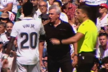 马略卡球员不满维尼修斯的挑衅行为，维尼修斯认为其一直被犯规