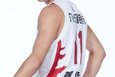 后卫球员姜伟泽和吉林男篮完成了5年B类合同的续约