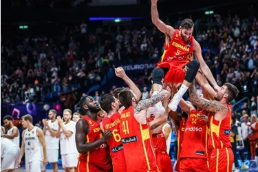 男篮欧洲杯决赛西班牙VS法国！两支欧洲劲旅的巅峰对决谁能够拿下本届的冠军呢？