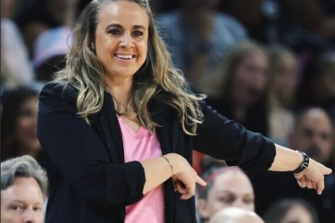 马刺前女助教贝基-哈蒙执教WNBA王牌队取得了总冠军