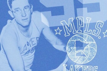湖人退役NBA第一位超巨乔治麦肯的球衣 为什么湖人现在才退役乔治麦肯的球衣？
