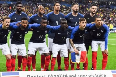 法国队首发全是黑人，法国队为什么都是黑人？
