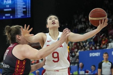 女篮世界杯八强抽签将于27日晚9点30分开始，中国女篮将对决澳大利亚或塞尔维亚