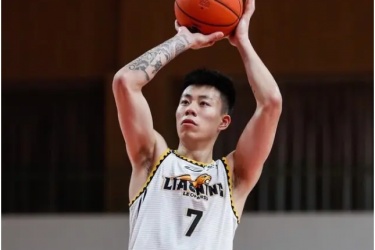 张镇麟和辽宁男篮完成4年B类合同的签约，新赛季将改穿77号球衣